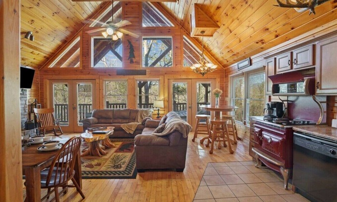 Hemlock Hills House | Stunning Mountain Cabin w/Hot tub