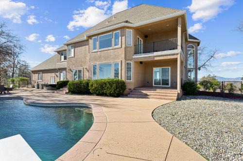 Bella Vista Apartment | Stunning Mountain Retreat with Unmatched Views estate