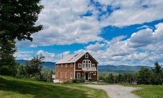 Roxbury House | Stunning Mountain View Home