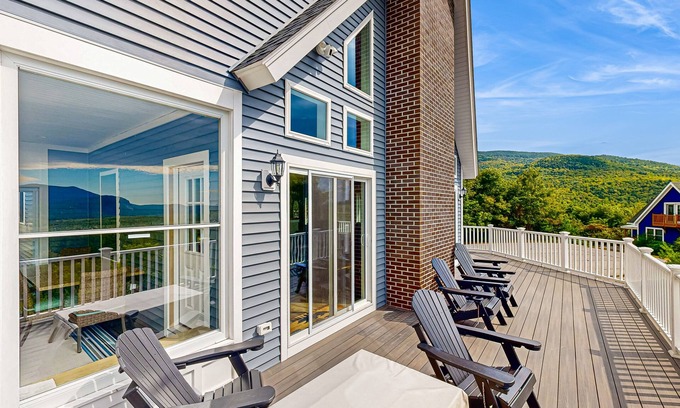 Intervale House | Stunning Mountain View Home: In the heart of outdoor entertainment