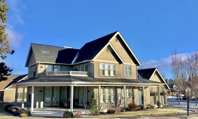 Sisters House | Stunning Mountain View Home In Sisters! Walk to town!