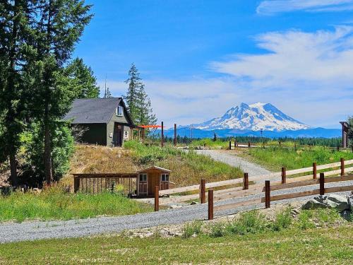 Eatonville House | Stunning Mt Rainier Views!tahoma Ridge Cottage