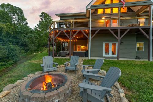 Hemphill Heights House | Stunning Mtn Views Hot Tub Fire Pit Sleeps 8
