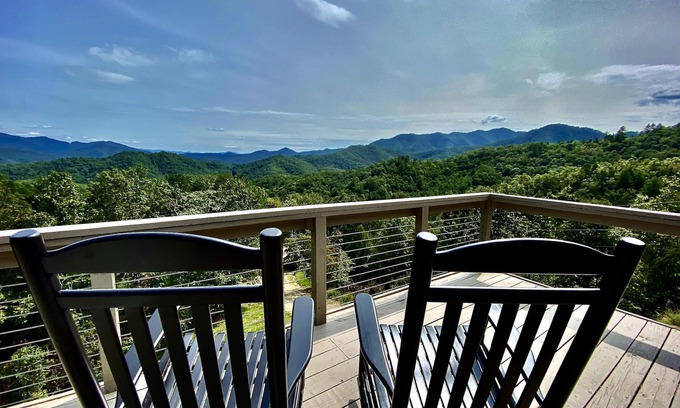 Bryson City Cabin | Stunning Mtn Views/Private/Sparkling Hot Tub/WI-FI