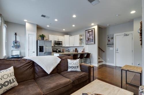 West End Apartment | Stunning Nashville Condo Minutes from Broadway