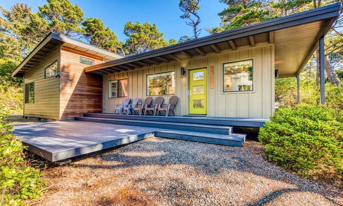 Florence House | Stunning new home with furnished deck & easy beach access