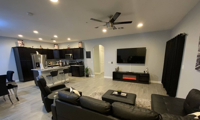 Kingman House | Stunning Newer Townhome By Route 66 & Krmc for Medical Professionals!