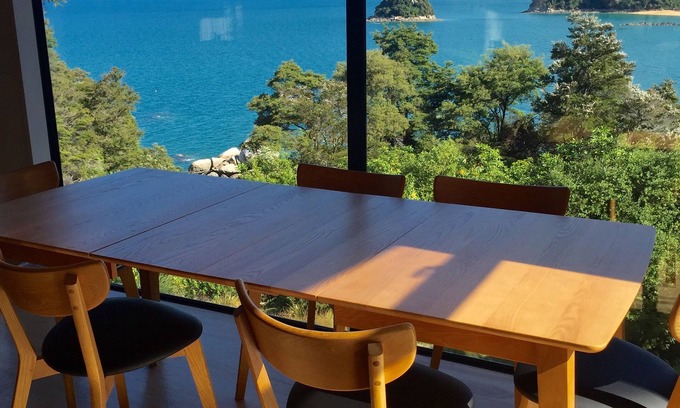 Ngaio Bay House | Stunning Ocean front beach house Split Apple Rock