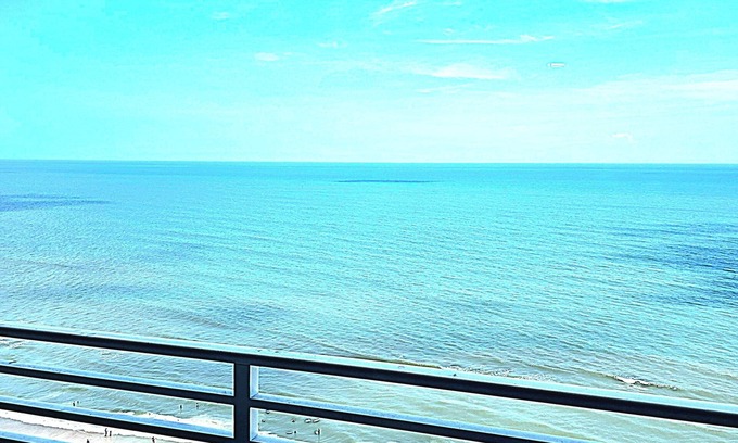 Brush - Stewarts Apartment | Stunning Ocean Sunrise Escape. One Bedroom with full kitchen and free parking