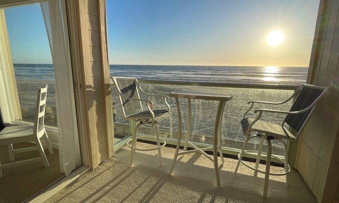 Mission Beach Condo | Stunning oceanfront retreat right on the Mission Beach Boardwalk! Parking!