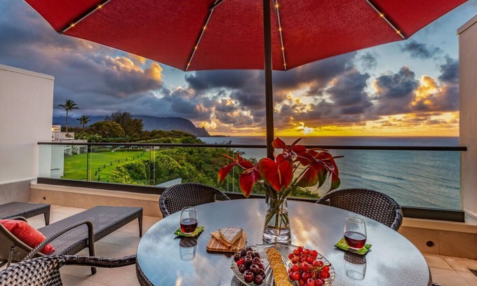 Princeville Condo | Stunning Oceanfront Sunset-Bali Hai Views with A/C + Hideaways Beach below
