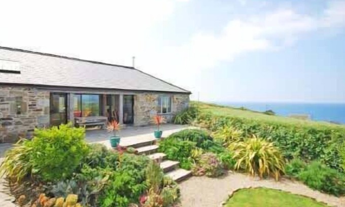 Perranuthnoe House | Stunning Old Carthouse with seaview