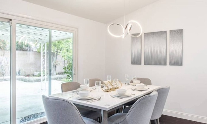 Winnetka House | STUNNING! Oversized 4 Bedroom Modern House