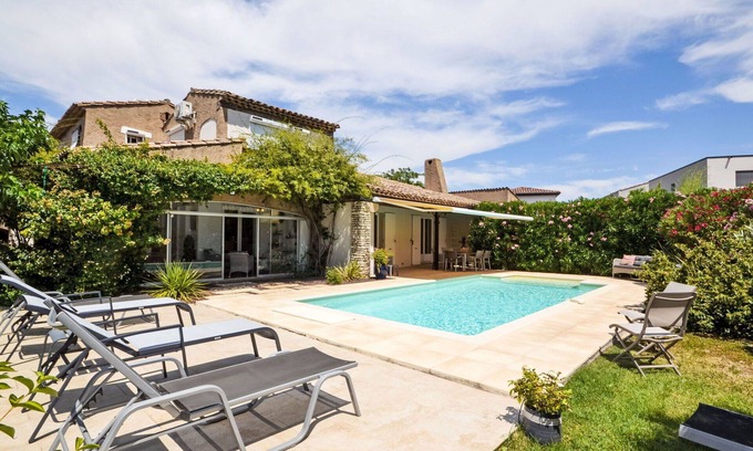 Morieres-les-Avignon Villa | Stunning private villa for 6 people with private pool, A/C, WIFI, TV and terrace