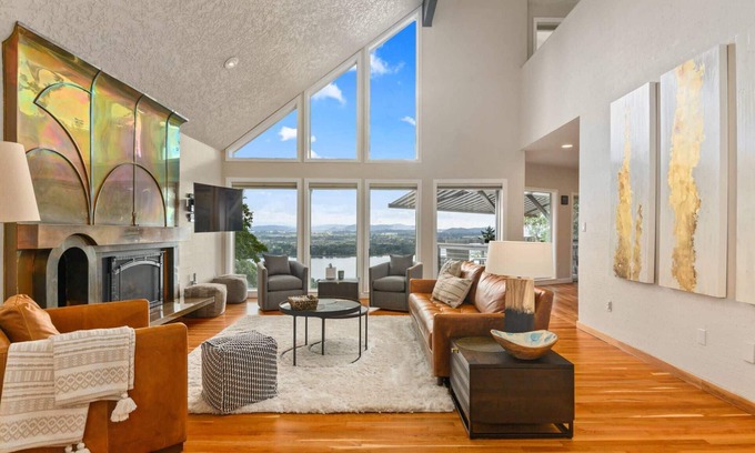 Camas House | Stunning Panoramic River and Mountain Views, Huge Covered Decks, Fire-Pit, Ping Pong, Gym, & More