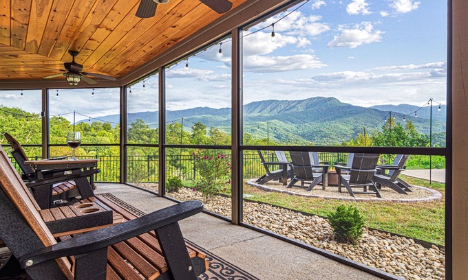 Pittman Center Ski Chalet | Stunning Panoramic Views + Fire Pit + Hot Tub