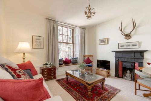 Old Town Apartment | Stunning Panoramic Views: Heart of the Royal Mile