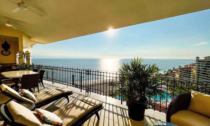 Marina Vallarta Condo | Stunning penthouse