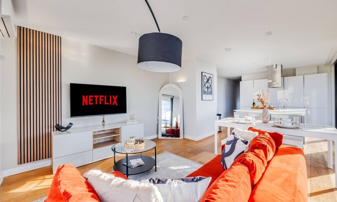 Central Milton Keynes Apartment | Stunning Penthouse City Centre Large Balcony Private Parking Smart TVs