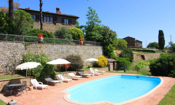 Monte San Savino Villa | Stunning private villa for 10 people with WIFI, private pool, TV, pets allowed and parking