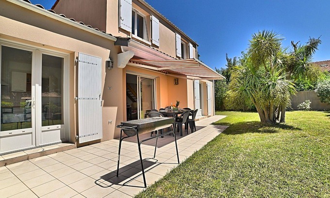 La Remigeasse House | Stunning private villa for 8 guests with WIFI, TV, terrace, pets allowed and parking