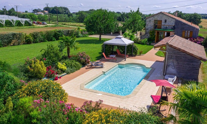 Madaillan Villa | Stunning private villa with WIFI, A/C, private pool, TV, terrace, pets allowed and parking