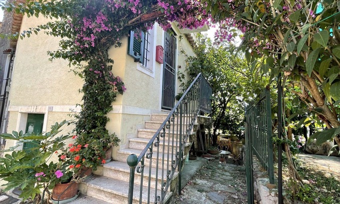 Ranzi House | Stunning private villa for 4 people with WIFI, TV, patio, pets allowed, panoramic view and parking