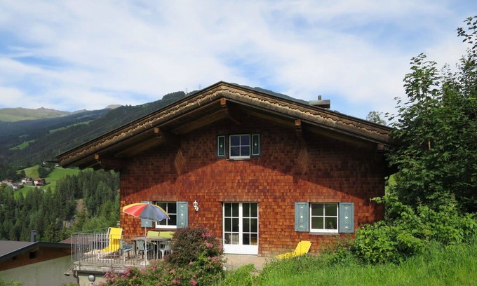 Hainzenberg House | Stunning private villa with WIFI, TV, terrace, pets allowed, panoramic view and parking