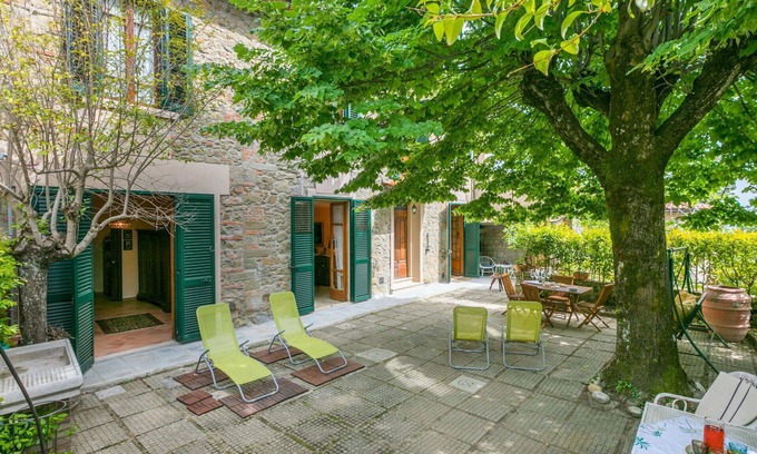 Castelfranco di Sopra House | Stunning private villa for 5 guests with WIFI, TV, patio, pets allowed and parking