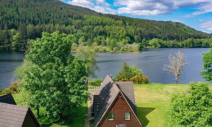 South Laggan House | Stunning private villa with hot tub, WIFI, TV, terrace, pets allowed and panoramic view