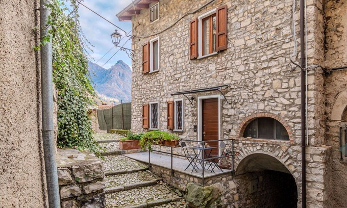 Valsolda House | Stunning private villa for 6 people with WIFI, TV, terrace and pets allowed