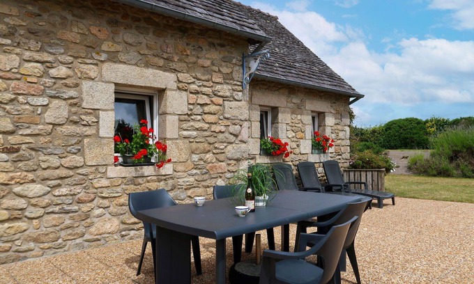 Guisseny House | Stunning private villa for 4 guests with TV, terrace, pets allowed and parking