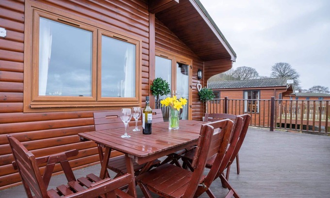 Kinross House | Stunning private villa for 6 guests with WIFI, TV, balcony and parking