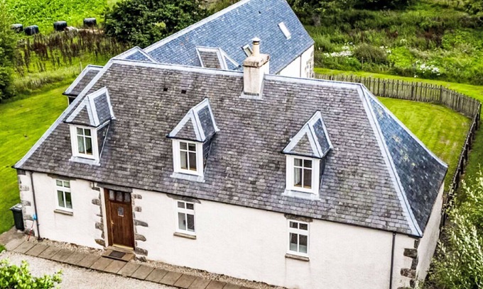 Glen Urquhart House | Stunning private villa for 10 people with TV, terrace and pets allowed
