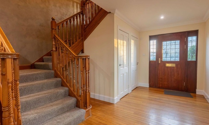 South Galson Villa | Stunning private villa for 10 guests with WIFI, TV and parking