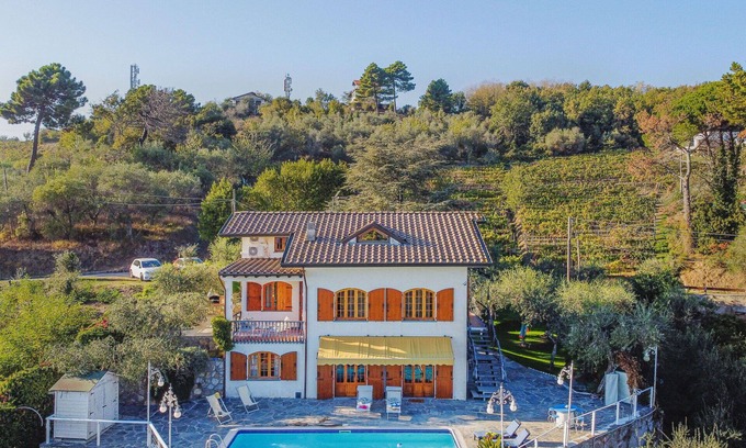 Corsanico House | Stunning private villa with WIFI, private pool, A/C, TV, patio, pets allowed and parking