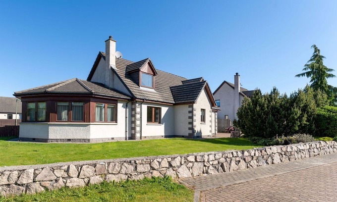Aviemore Villa | Stunning private villa for 14 people with WIFI, hot tub, TV, patio and pets allowed