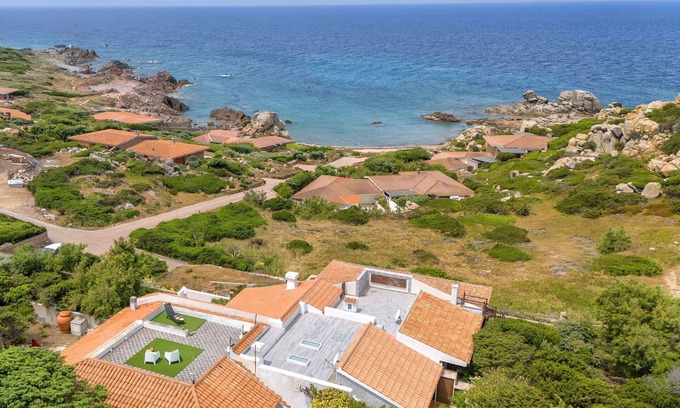 Portobello House | Stunning private villa for 6 guests with A/C, WIFI, TV, patio and pets allowed