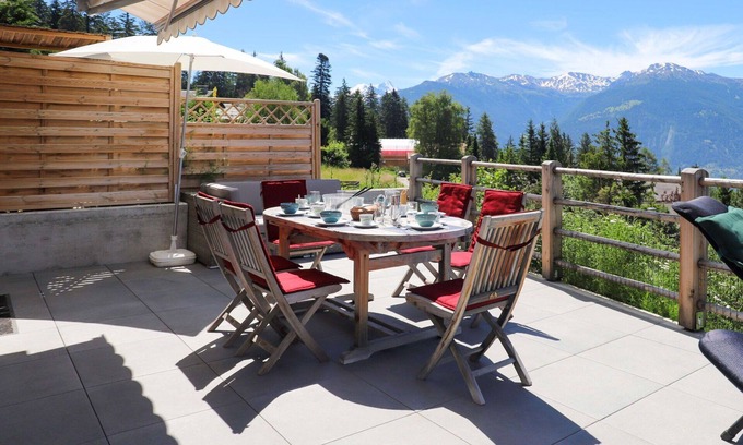 Lens House | Stunning private villa for 6 guests with WIFI, TV, terrace and parking