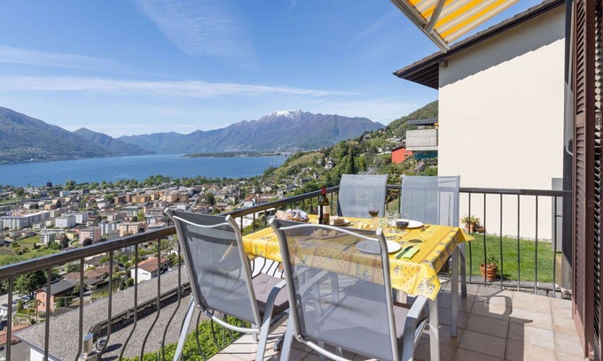 Gordola House | Stunning private villa for 4 people with WIFI, TV, balcony, pets allowed, panoramic view and par.