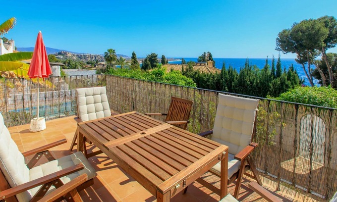 Salobrena House | Stunning private villa for 6 guests with WIFI, A/C, TV, terrace, pets allowed and parking
