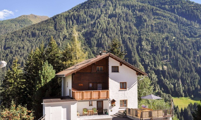 See House | Stunning private villa for 10 people with WIFI, TV and balcony