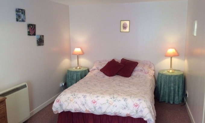 Murthly House | Stunning private villa for 2 guests with TV and parking
