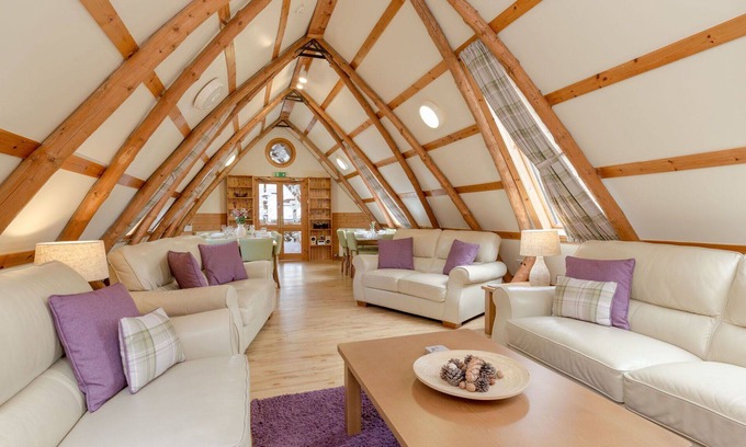 Maybole Villa | Stunning private villa for 16 people with WIFI, TV, patio, pets allowed, panoramic view and park.
