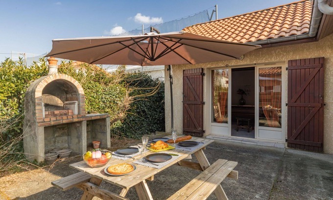 Mimizan House | Stunning private villa for 4 guests with WIFI, TV, terrace and pets allowed