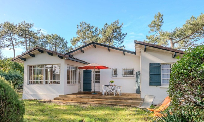 Mimizan House | Stunning private villa for 6 guests with WIFI, TV, terrace and pets allowed