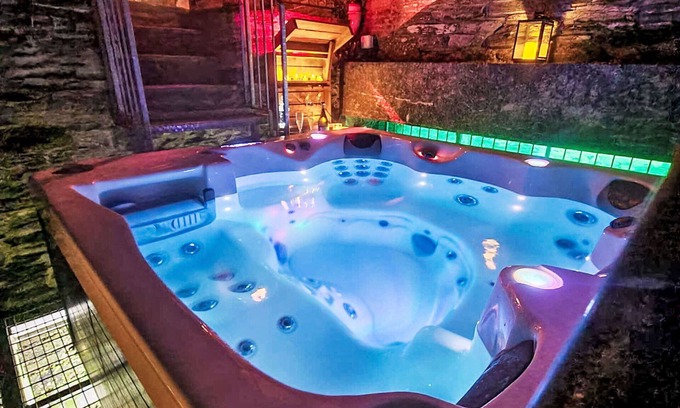 Fivelanes House | Stunning private villa for 4 guests with hot tub, WIFI, TV, patio and pets allowed
