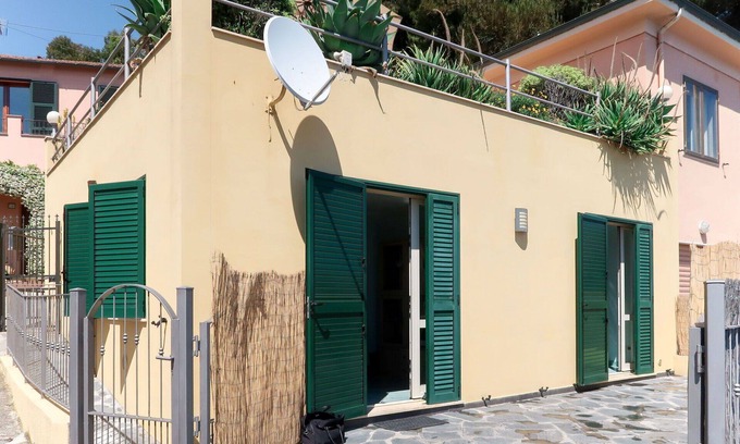 Cipressa House | Stunning private villa for 6 people with A/C, WIFI, TV, terrace, pets allowed and parking