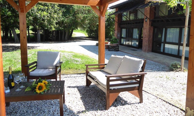 Ca'Noghera House | Stunning private villa for 6 people with WIFI, TV, patio, pets allowed and parking