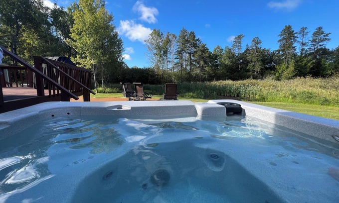 Tomahawk House | -Stunning Remodel- HOT TUB 4 -BR home, Sleeps 10. Cozy Charm Modern Comfort